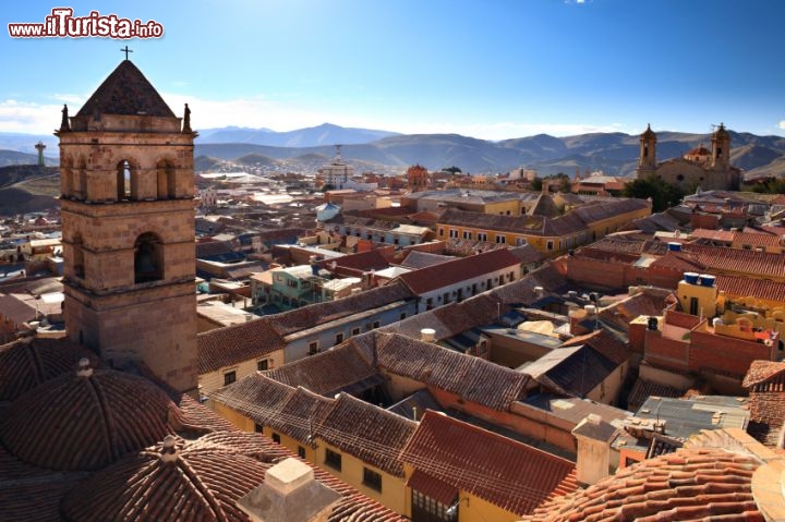 Immagine Una panoramica del coloratissimo centro storico di Potosi (Bolivia) la terza città più alta del mondo a più di 4.090 metri sul livello del mare. Sullo sfondo si nota parte del Convento e Chiesa di San Francesco, costruita nel 1547, e ancora più distante la Cattedrale cittadina, che venne completata nel 1600. La città di Potosí era una delle più grandi del mondo, tra il 16° e 17° secolo, e la sua popolazione, all'epoca, superava quella di capitali come Parigi e Londra.- © gcoles /  iStockphoto LP.