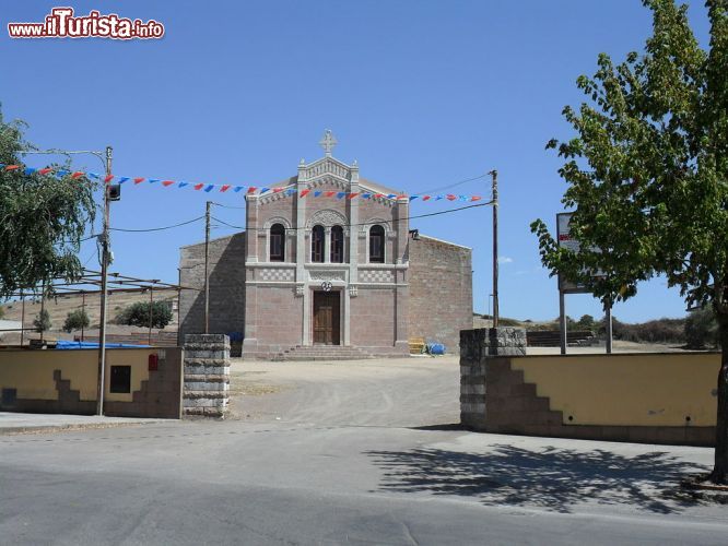 Immagine Pozzomaggiore: la Chiesa di S Costantino - © Alessionasche1990 - Wikipedia