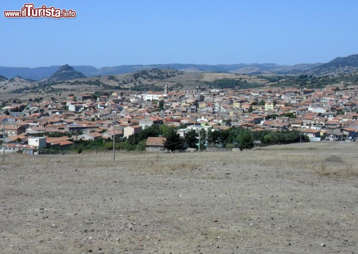 Immagine Pozzomaggiore, il panorama visto dalla chiesa campestre di San Pietro, Sardegna nord-occidentale - © Alessionasche1990 - Wikipedia