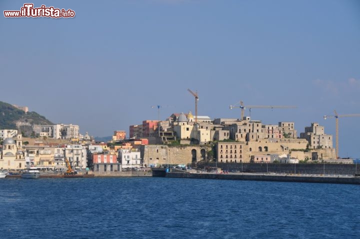 Immagine Pozzuoli: il Rione di Terra visto dalla nave in partenza per Procida ed Ischia