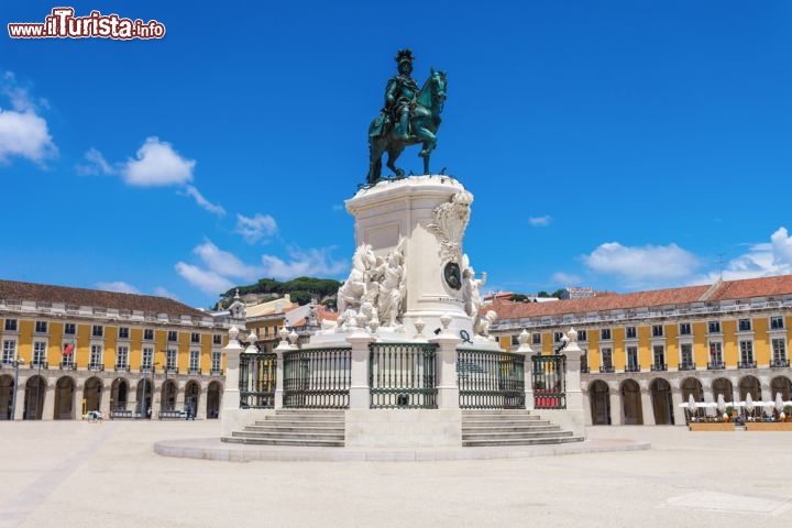 Immagine Praça do Comércio (Piazza del Commercio) a Lisbona dominata dalla statua di D. José I - foto © saiko3p / shutterstock.com