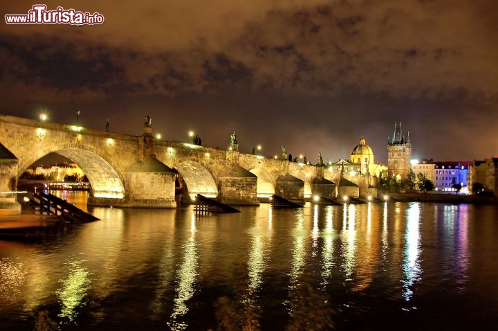 Immagine Praga: vista notturna del Ponte Carlo by night