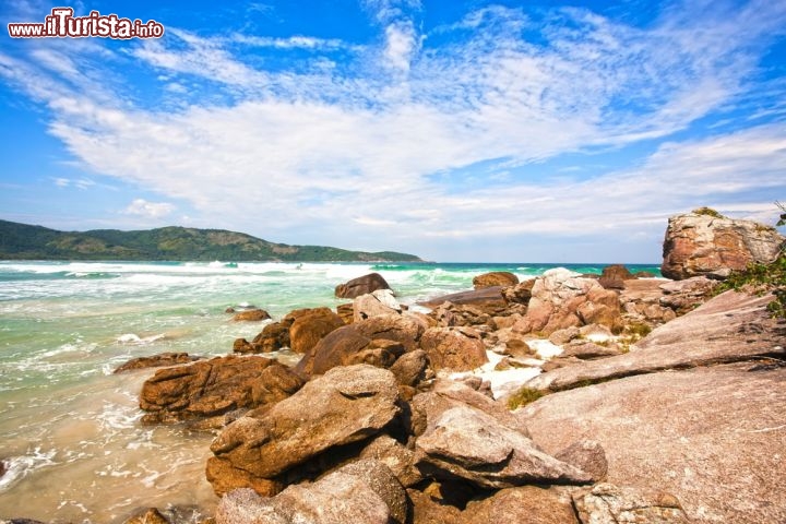 Immagine Praia Lopes Mendes, una delle spiagge più belle dell'Ilha Grande del Brasil. Si trova vicino ad Angra dos Reis, nello stato di Rio de Janeiro - © ostill / Shutterstock.com