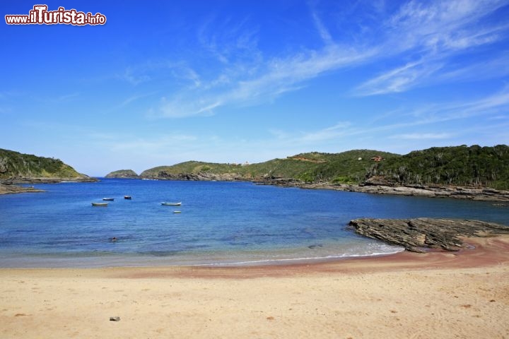 Immagine Praia do Forno, la stretta insenataura vicino a Buzios, la località di villeggiatura vicino a Rio de Janeiro, che fu resa celebre nel mondo dalla frequentazione da parte di Brigitte Bardot. Siamo sulla Costa do Sol del Brasile - © ostill / Shutterstock.com