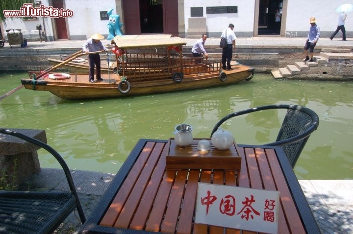Immagine Pranzo con vista su di un  canale a Zhouzhuang in Cina