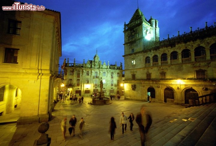 Immagine Praza das Prateras, di notte, a Santiago de Compostela - Copyright foto www.spain.info