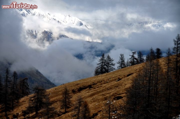 Immagine La Thuile all'inizio della stagione invernale, quando la quota neve si mantiene intorno ai 2.000 metri. In ogni caso la località è dotata di un impianto di produzione di bneve programmata, con circa 400 cannoni a disposizone, e sistema automatico di bonifica dalle valanghe.