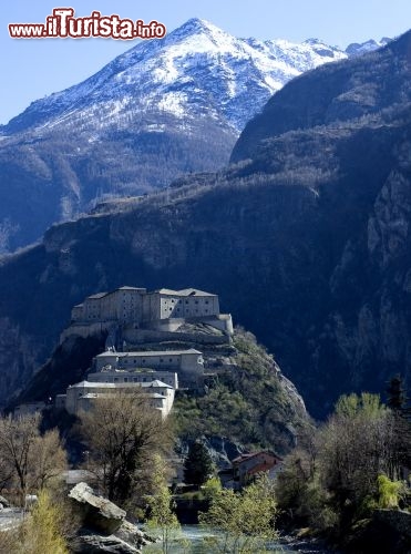 Immagine Primavera al Castello di Bard - mentre nella valle della Dora Baltea già gli alberi presentano le prime foglie, e circondano di verde la grande fortezza della Valle d'Aosta, sulle montagne è invece ancora inverno - Cortesia Regione Valle d'Aosta, foto Associazione Forte di Bard