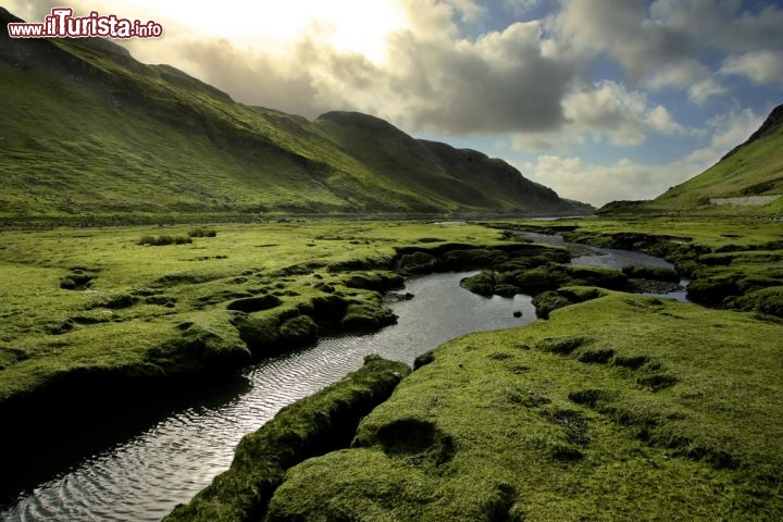 Immagine Primavera sull'isola di Skye in Scozia: in questo periodo le Highlands scozzesi diventono  verdi e poco prima dell'estate si assiste ad una straordinaria fioritura che regala paesaggi mozzafiato - © Matt Tilghman / Shutterstock.com