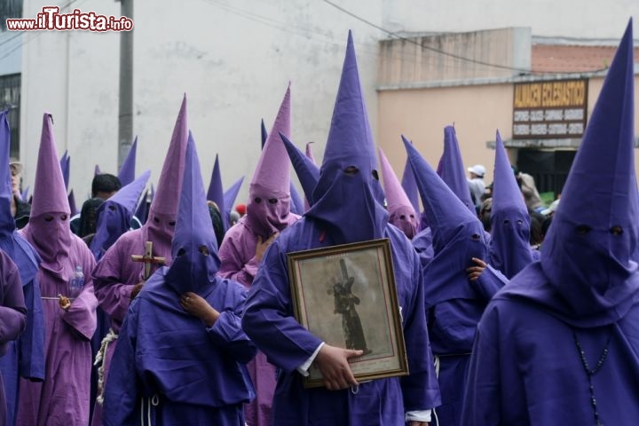 Immagine A Quito, nel cuore dell'Ecuador, centinaia di migliaia di persone si riversano per i festeggiamenti della Settimana Santa, per celebrare la Pasqua con solenni processioni e cerimonie suggestive - © josinadewit / Shutterstock.com