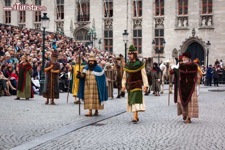 Immagine Processione per l'ascensione a Bruges, Belgio - Fra gli eventi e le manifestazioni di carattere religioso organizzate nella città di Bruges è ormai appuntamento tradizionale, per gli abitanti e i turisti, la caratteristica processione in costume che si svolge per ricordare l'ascensione al cielo di Gesù quaranta giorni dopo la sua morte. Il centro della città, dove vengono predisposte apposite tribune per il pubblico, ospita la rievocazione di questo episodio sacro © f9photos / Shutterstock.com