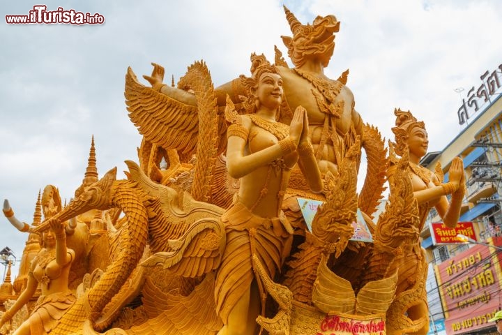 Immagine Un'immagine della processione inscenata per il Festival delle Candele di Nakhon Ratchasima - © akekoksomshutter / Shutterstock.com