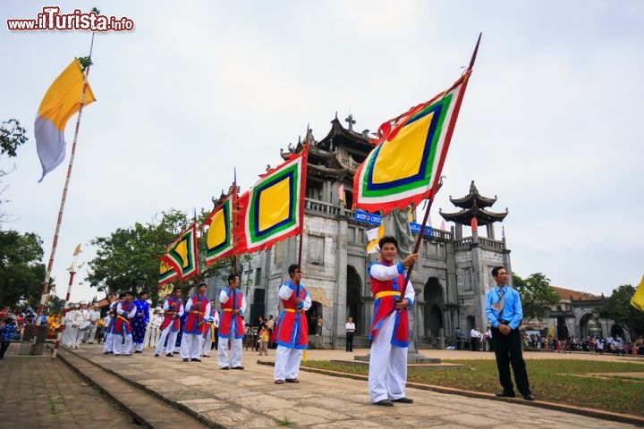 Immagine Processione di Pasqua a Ninh Binh, Vietnam: nella provincia vietnamita esistono anche diversi luoghi sacri del cristianesimo, come la cattedrale di Phat Diem, famosa per il suo particolare stile architettonico che fonde elementi asiatici ed europei - Foto © Carey Nguyen / Shutterstock.com