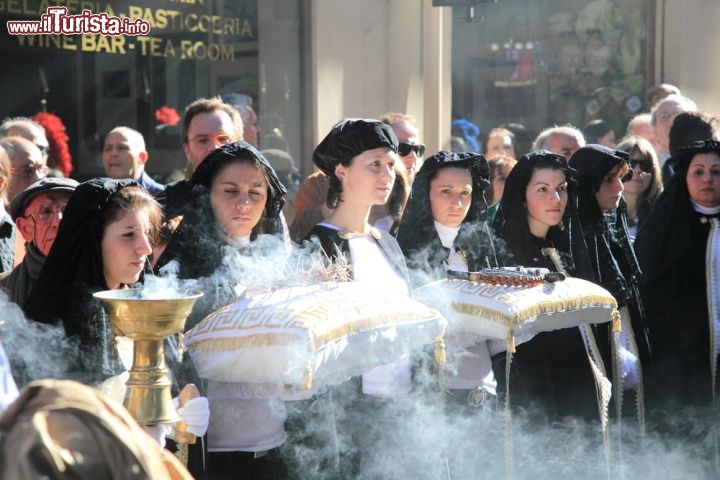 Immagine A Palermo (Sicilia) la Settimana Santa e il giorno di Pasqua si celebrano con solennità. Nell'immagine un particolare di una processione del Venerdì Santo. In questa giornata si svolgono ben quattro cortei, uno per ogni confraternita cittadina: quella dei cocchieri, quella dei panettieri, quella dedicata alla vergine SS. Addolorata della Soledad e quella degli artigiani palermitani  - © mary416 / Shutterstock.com