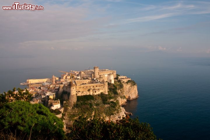 Immagine Il Promontorio di Gaeta si prtende nel mare Tirreno, nel Lazio meridionale, in direzione delle isole di Ponza e Ventotene - © mdlart / Shutterstock.com