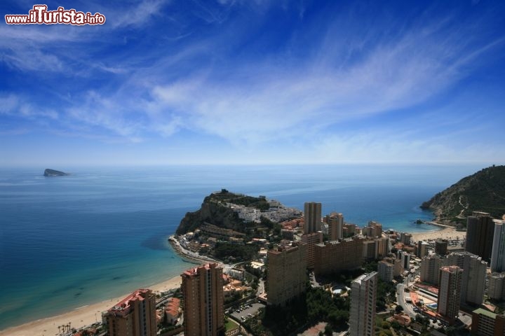 Immagine Promontorio roccioso a Benidorm, nella Regione di Valencia in Spagna - © Lledo / Shutterstock.com