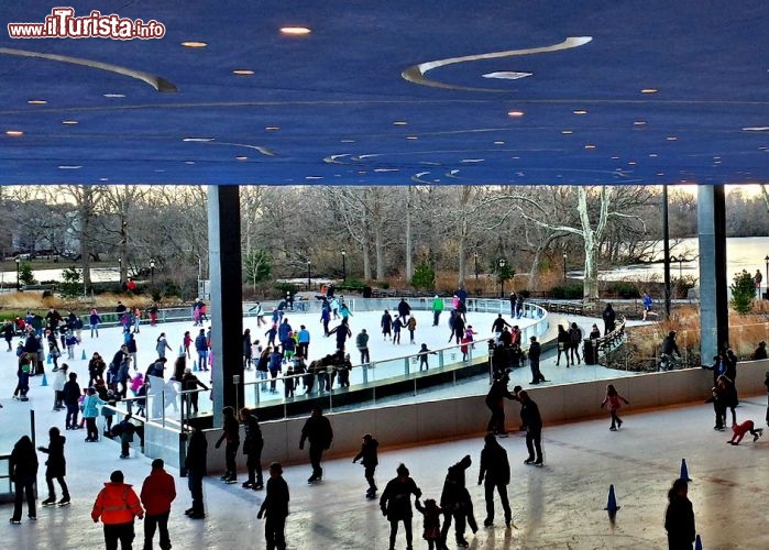 Immagine Pattinanggio su ghiaccio al Prospect Park di New York, Stati Uniti. Turisti e residenti si divertono pattinando nella pista di questo parco pubblico newyorkese che si estende per 237 ettari