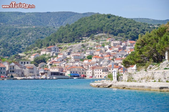 Immagine Pucisca a Brac, è un borgo sulla costa settentrionale di Brazza, una delle mete mare più importanti della Dalmazia in Croazia. E' famosa nel mondo per la sua pietra bianca calcarea, di ottima qualità - © Elzbieta Sekowska / Shutterstock.com