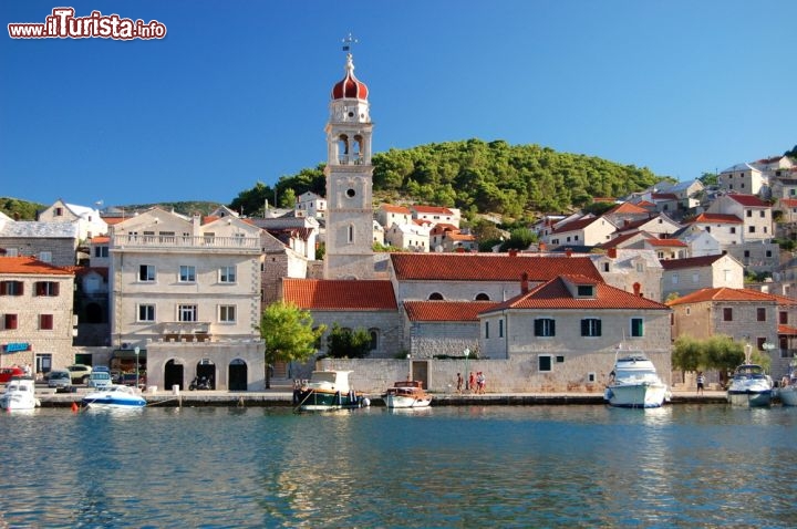 Immagine Pucisca, Croazia è una cittadina dell'isola di Brac (Dalmazia) famosa per la sua pietra calcarea, esportata in tutto il mondo. Anche la Casa Bianca americana è stata costruita con queste rocce pregiate - © darios / Shutterstock.com