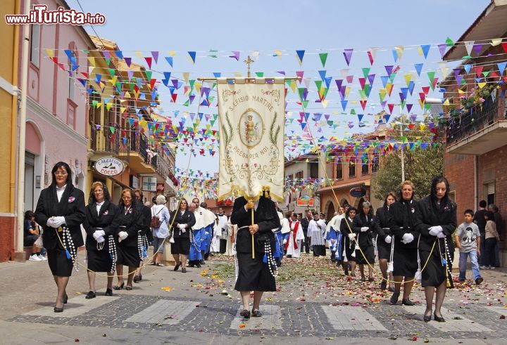 Immagine Pula, Sardegna: gruppi folcloristici sardi in sfilata durante la la processione di Sant'Efisio, 1-2 maggio da Cagliari a Nola  - © Pecold / Shutterstock.com