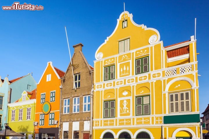 Immagine Punda il quartiere piu antico di Willemstad, sull'isola di Curacao, con i tipici edifici coloniali - © Sorin Colac / Shutterstock.com