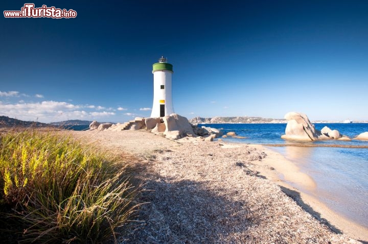 Immagine Faro a Punta Palau, nel nord della Sardegna, di fronte all'Arcipelago della Maddalena: roccia, sabbia, qualche ciuffo di macchia mediterranea e il turchese del mare disegnano un paesaggio suggestivo e selvaggio - © Jenny Sturm / Shutterstock.com