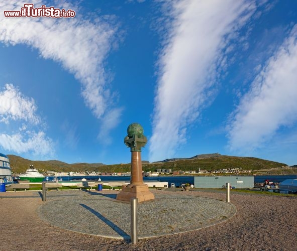 Immagine Punto geodetico di Hammerfest, Norvegia - L'arco geodetico di Struve è una catena di triangolazioni che si estende da Hammerfest in Norvegia sino al Mar Nero in Ucraina attraversando dieci paesi e oltre 2800 chilometri utilizzato per produrre la prima misurazione dettagliata di un meridiano © Pecold / Shutterstock.com