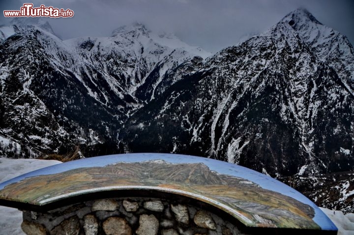 Immagine Questo punto panoramico si trova a sud del villaggio de Les Deux Alpes in Francia e consente di orientasi e riconoscere le principali cime alpine che circondano la località scistica
