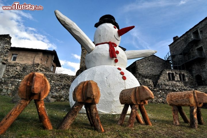 Immagine Pupazzo di neve all'ingresso del Marché Vert Noel di Aosta, il tradizionale mercatino di Natale