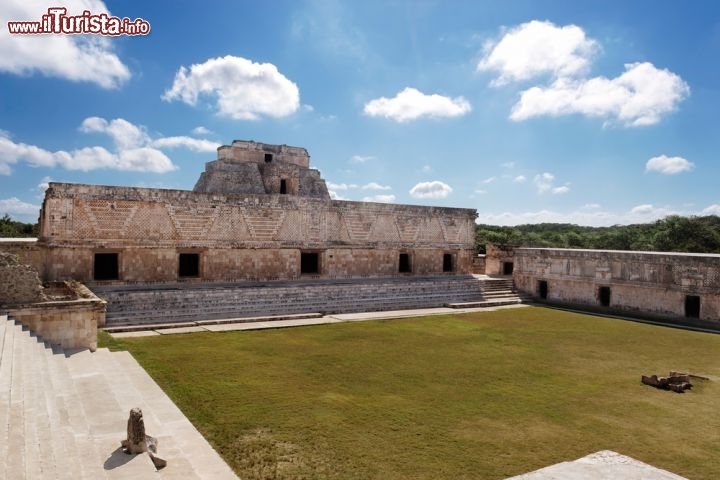 Immagine Il grande Quadrilatero delle Monache di Uxmal, in Messico. Tra le architetture di questa importante città Maya, questa è una delle meglio conservate, e conta di 4 edifici distinti, che so affacciano su di una grande piazza vuota. Il nome deriva da un sbagliata interpretazione dei conquistadores spagnoli, che lo scambiarono per un convento - © Jo Ann Snover / Shutterstock.com