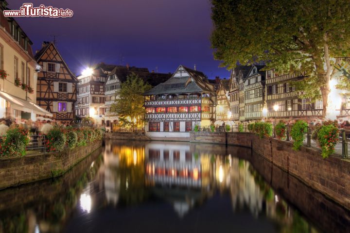 Immagine Il quartiere Petit France si riflette su di un canale: questo scorcio di un canale di Strasburgo è stato fotografato di notte, nel cuore di Strasburgo - © Mihai-Bogdan Lazar / Shutterstock.com