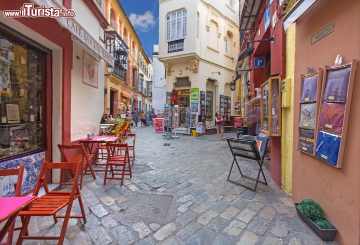 Immagine Una stradina del quartiere ebraico, il Barrio de Santa Cruz, a Siviglia. Si tratta di uno dei più antichi ghetti ebraici della Spagna  - © Renata Sedmakova / Shutterstock.com