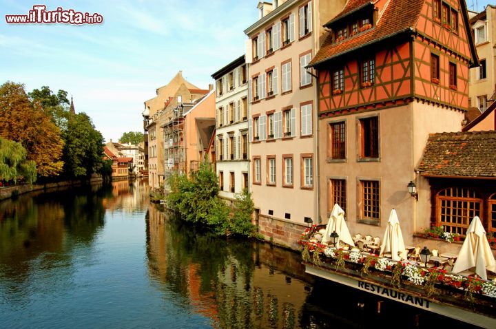 Immagine Quartiere tipico di Strasburgo, Francia - Attraversata dal fiume Ill, affluente del Reno, che si divide fino a formare 5 bracci nel rione occidentale del centro storico, Strasburgo è situata a circa 140 metri sul livello del mare. Particolarmente suggestiva è la zona est del territorio comunale, lungo il Reno, costituito da molte isole tagliate dai bracci del fiume canalizzato e dai canali del porto: da vedere le belle dimore che si affacciano sui corsi d'acqua © Franco Volpato / Shutterstock.com