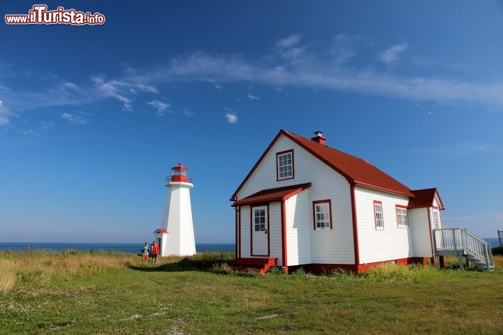 Immagine Île au Marteau, Quebec. Il faro di questa piccola isola nel Mingan Archipelago National Park Reserve in Canada (Regione Duplessis) - © Le Québec maritime / Éric Marchand