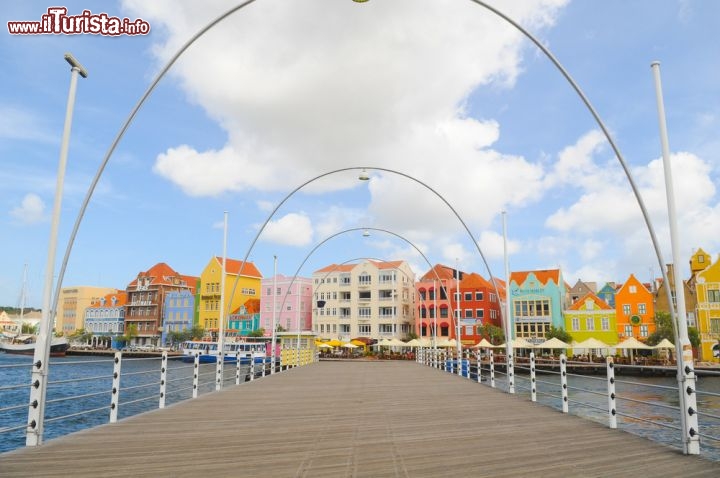 Immagine Queen Emma Bridge, il ponte che unisce i quartieri di Punda e Otrabanda a Willemstad, la capitale di Curacao - © Lauren Orr / Shutterstock.com