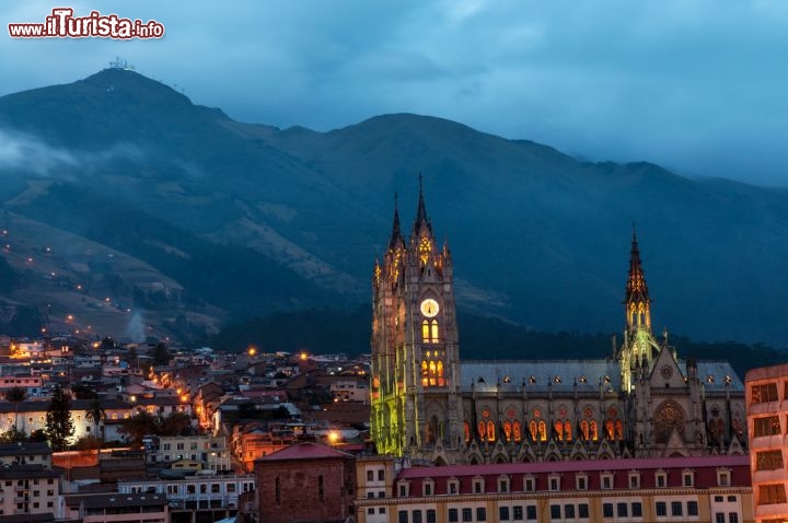 Immagine La Basilica del Voto Nacional di Quito, Ecuador, ancora più affascinante in versione notturna, con le Ande sullo sfondo - © Jess Kraft / Shutterstock.com
