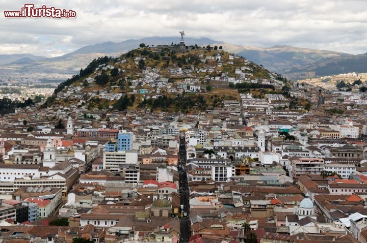 Immagine Quito (Ecuador) è un connubio di antico e moderno, e tra il centro e la parte meridionale accoglie la suggestiva collina del Panecillo, vegliata dalla statua della Vergine posta sulla vetta - © Rafal Cichawa / Shutterstock.com