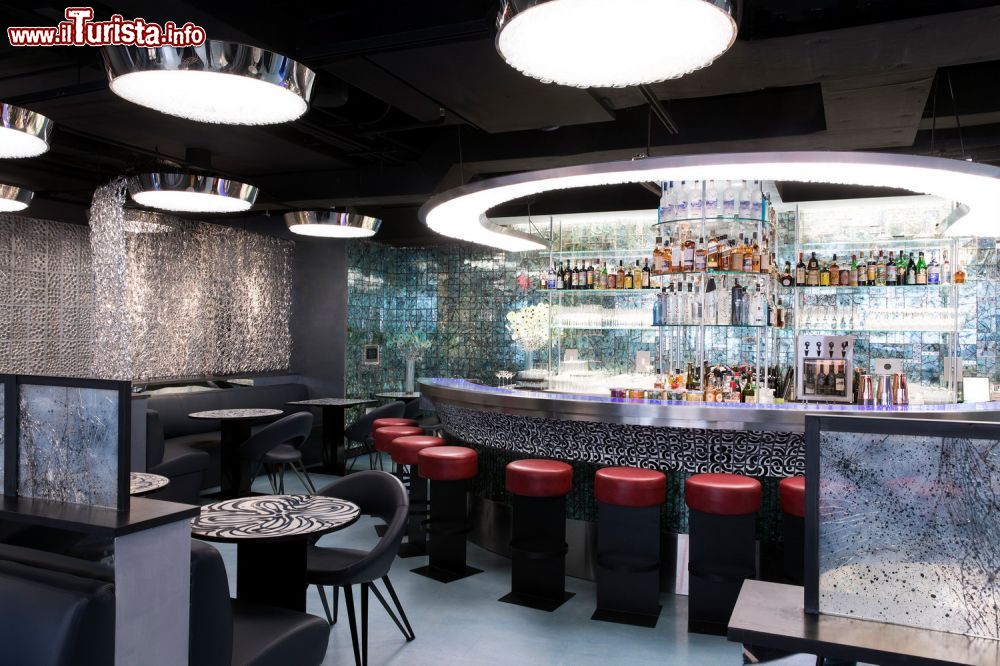 Immagine Il bancone del bar di Corso Como a New York, USA. Quetso "concept store" ospita anche un bar e uno apazio per mostre fotografiche - © Howard Hughes Corp.