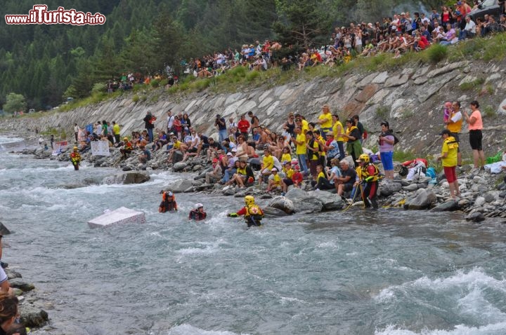 Immagine Rafting sul fiume Dora Riparia: ai primo weekend di luglio a Cesana Torinese si scolge l'orginale Carton Rapid Race, evento sportivo semi serio, impegnativo e divertente allo stesso tempo - © s74 / Shutterstock.com