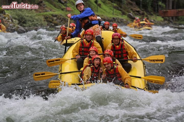 Immagine Rafting in Trentino:siamo in Val di Sole. lungo il turbulento Fiume Noce, ci accompagnano le guide di Extreme Waves di Commezzadura