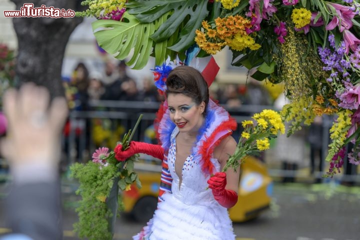 Immagine Ragazza con i fiori si prepara alla sfilata del Carnevale di Nizza - © Bargotiphotography / Shutterstock.com
