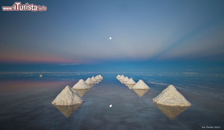 Immagine Raggi crepuscolari al Salar de Uyuni in Bolivia. I vulcani delle Ande creano al tramonto e poco prima dell'alba, questi spettacolari raggi, e cioè le ombre delle vette che si proiettano in cielo, a distanza di centinaia di chilometri. In basso le bianche geometrie dei cumuli di sale di questo  deserto alkalino nelle Ande - © Ian Parker / Evanescent Light Photography  qui per ordinare una stampa: buy photo