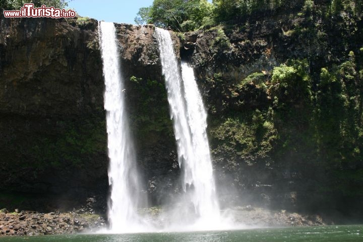 Immagine Isola di Hawaii, arcipelago delle Hawaii: le Rainbow Falls (Waiānuenue nella lingua locale) sono incantevoli cascate alla periferia di Hilo, nella parte orientale dell'isola, comodamente raggiungibili a piedi dalla città. Alte 24 m e larghe circa 30, le cascate sono visitabili gratuitamente e devono il nome all'arcobaleno che spesso compare tra gli spruzzi intorno alle 10 di mattina - © Kirk lee Aeder / www.hvcb.org
