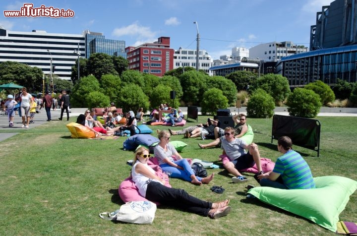 Immagine Relax esitvo al parco del Wellington Waterfront, nella capitale della Nuova Zelanda. Per i 396 mila abitanti di Wellington e per i turisti è il luogo ideale per godersi il sole, fare un picnic sul prato o semplicemente chiacchierare in un confortevole salotto all'aperto - © ChameleonsEye / Shutterstock.com