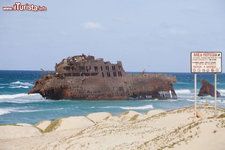 Immagine Il relitto della nave Santa Maria su una spiaggia di Boa Vista, lungo la costa nord dell'isola. Siamo a Capo Verde (Africa) - © Sabino Parente / Shutterstock.com