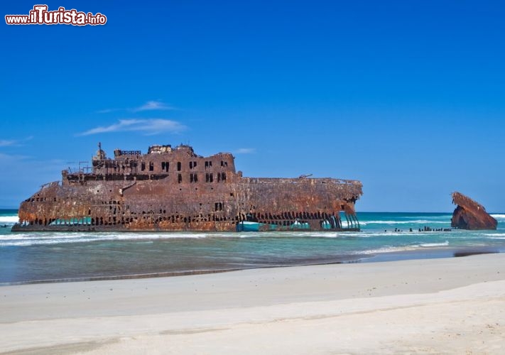 Immagine Relitto in una spiaggia di Capo Verde: ci troviamo a Boa Vista e la nave è la Cabo Santa Maria naufragata nel 1968 - © p.schwarz / Shutterstock.com