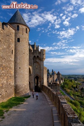 Immagine Carcassonne, Francia meridionale: il borgo medievale dichiarato Patrimonio dell'Umanità dall'UNESCO regala belle passeggiate panoramiche lungo le antiche mura - © Paul Palau