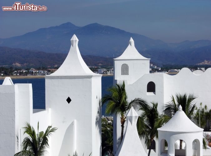Immagine Residence turistico a Manzanillo: la costa ovest del Messico, che si affaccia sull'Oceano Pacifico, è tra le zone più apprezzate del paese. Manzanillo è la perla del piccolo Stato di Colima, incastonato tra gli stati di Michoacàn e Jalisco - © Ramunas Bruzas / Shutterstock.com