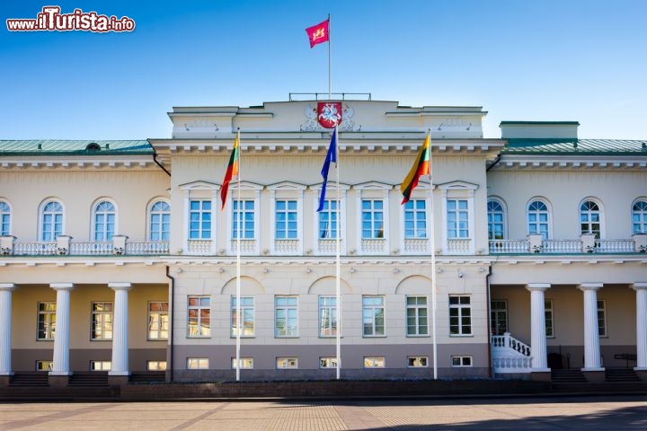 Immagine La residenza del Presidente della Lituania a Vilnius. Il Palazzo presidenziale è originario del 15° secolo, ma ha avuto numerose ristrutturazioni nei secoli successivi - © Birute Vijeikiene / Shutterstock.com