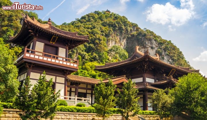 Immagine Residenza all'interno di una parco a Guilin, in Cina - © Rigamondis / Shutterstock.com